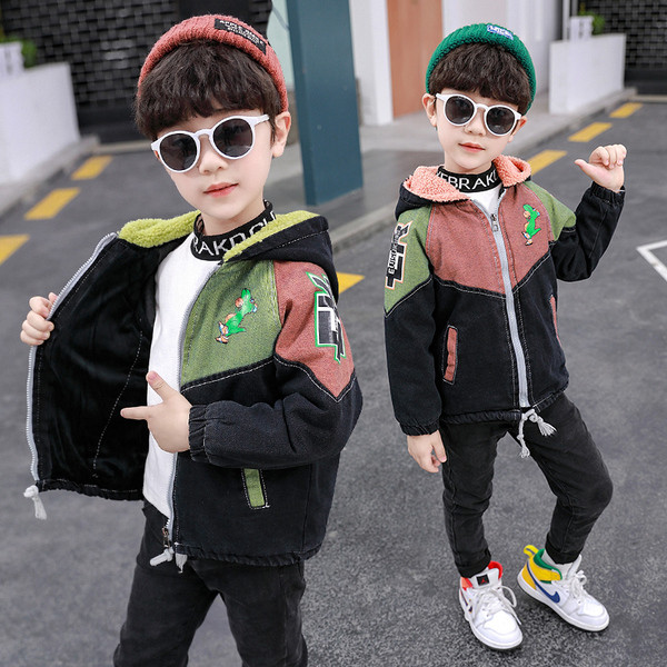 Kapuutsi ja lukuga laste talvejope poistele