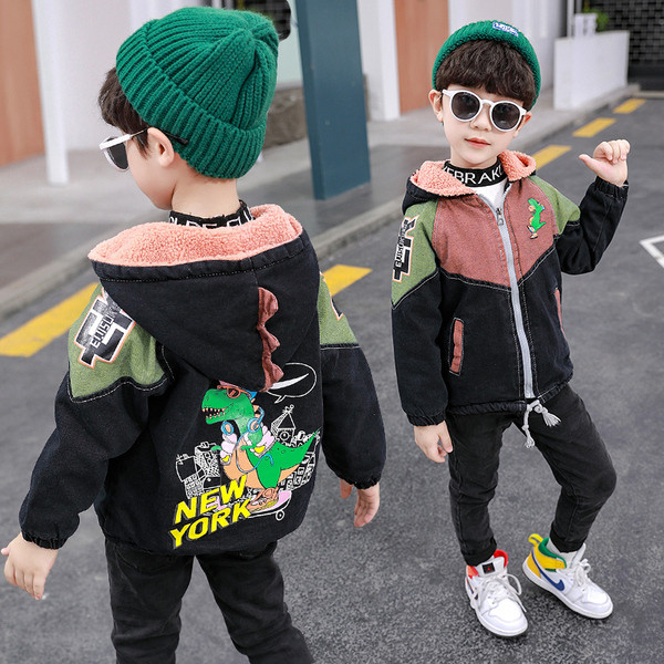 Kapuutsi ja lukuga laste talvejope poistele