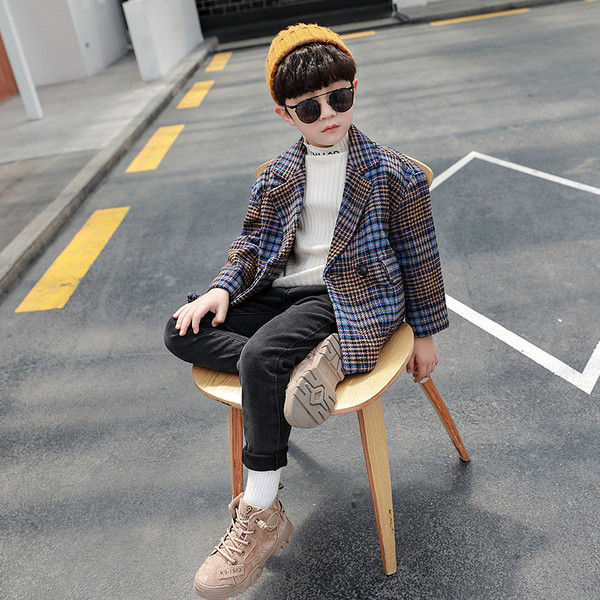 Novi model dječjeg kariranog kaputa za dječake sa špic izrezom