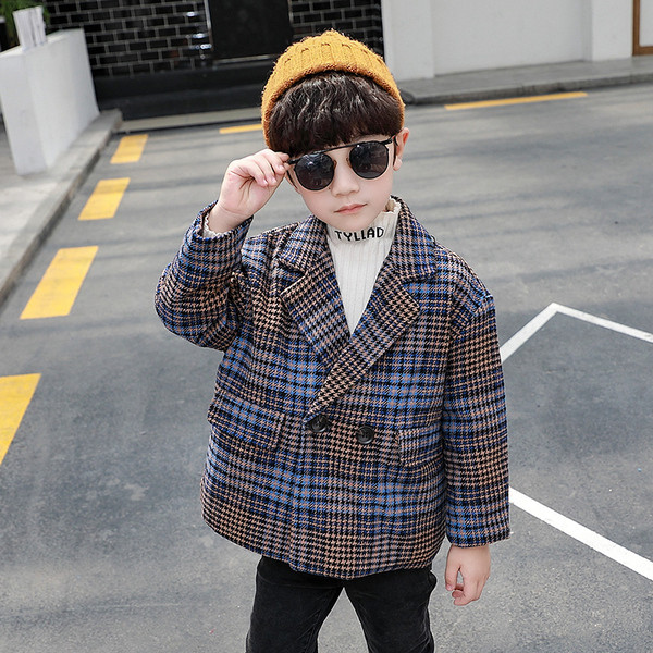 Novi model dječjeg kariranog kaputa za dječake sa špic izrezom
