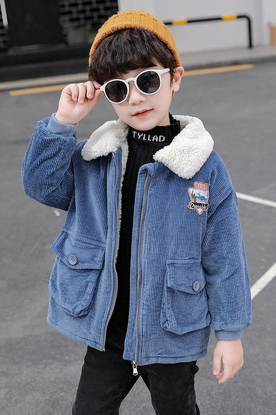 Moodne pehme krae ja taskutega laste jope poistele