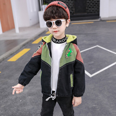 Παιδικό μπουφάν για αγόρια με απλικέ και κουκούλα