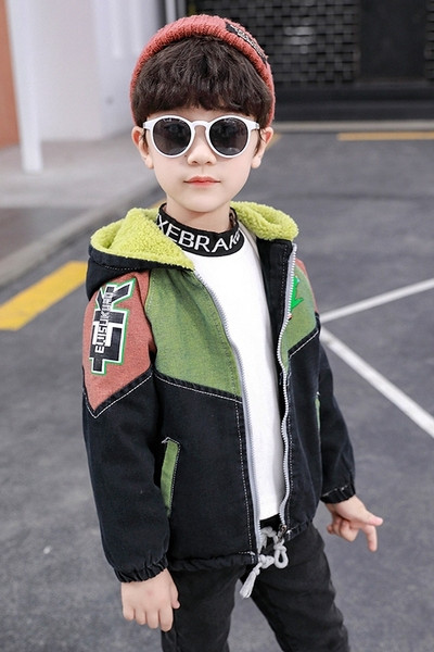 Παιδικό μπουφάν για αγόρια με απλικέ και κουκούλα