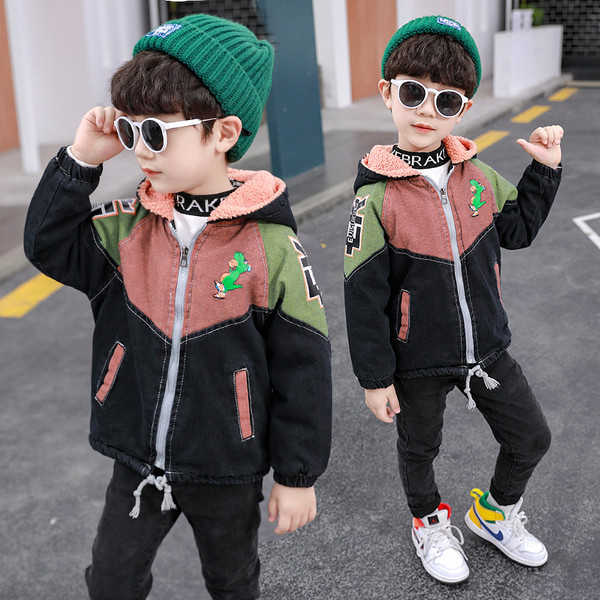 Παιδικό μπουφάν για αγόρια με απλικέ και κουκούλα