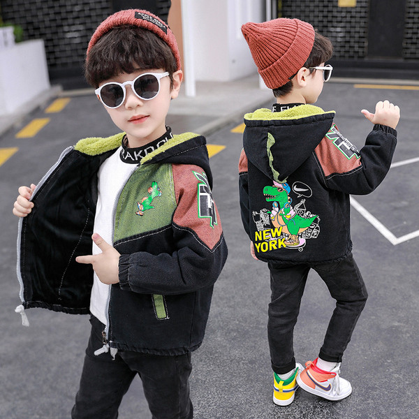 Παιδικό μπουφάν για αγόρια με απλικέ και κουκούλα