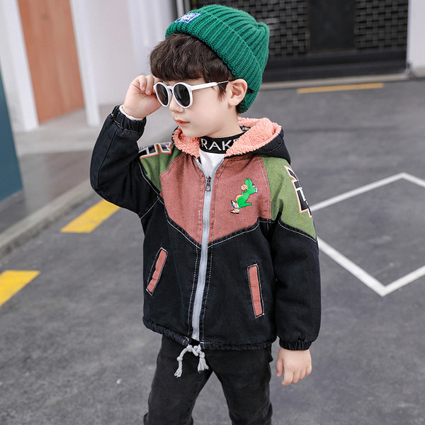 Παιδικό μπουφάν για αγόρια με απλικέ και κουκούλα