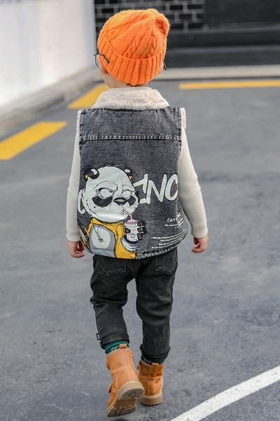 Παιδικό γιλέκο τζιν για αγόρια με γούνα και χρωματιστό μοτίβο