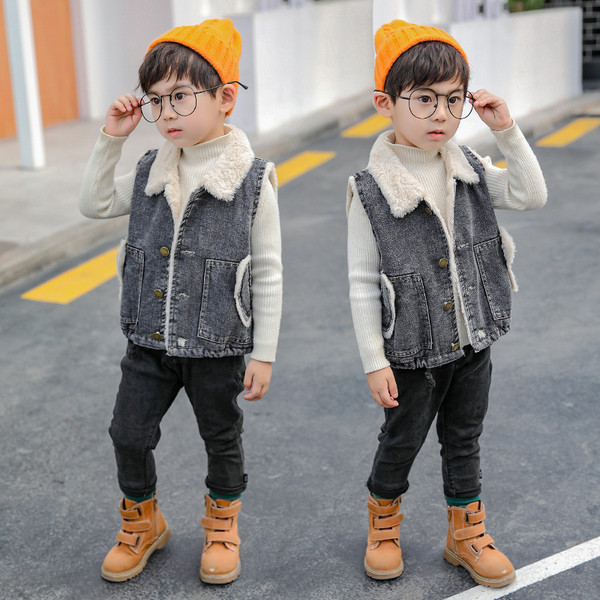 Παιδικό γιλέκο τζιν για αγόρια με γούνα και χρωματιστό μοτίβο