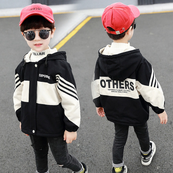 Αθλητικό παιδικό μπουφάν για αγόρια με κουκούλα και επιγραφές