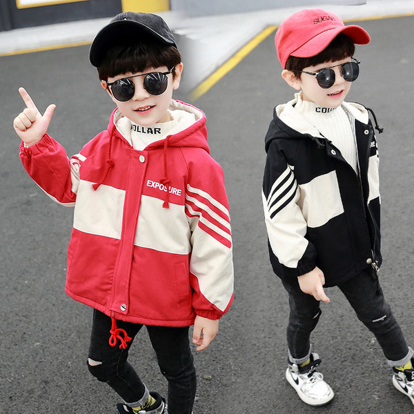 Αθλητικό παιδικό μπουφάν για αγόρια με κουκούλα και επιγραφές