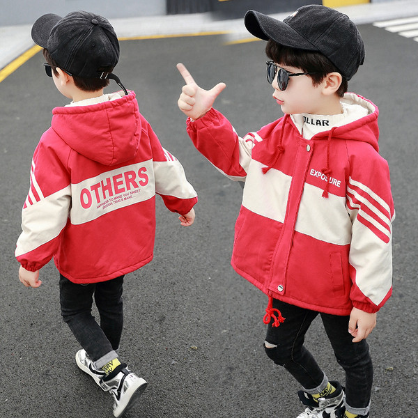 Αθλητικό παιδικό μπουφάν για αγόρια με κουκούλα και επιγραφές