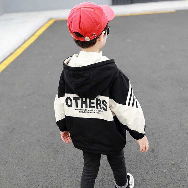 Αθλητικό παιδικό μπουφάν για αγόρια με κουκούλα και επιγραφές