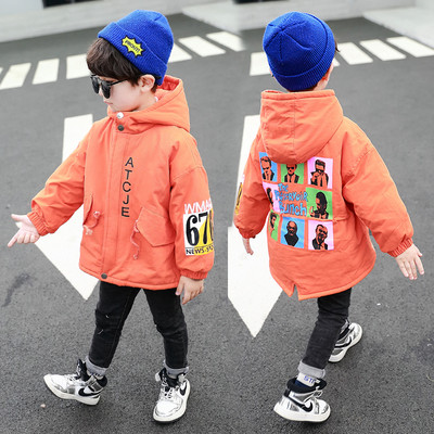 Μοντέρνο παιδικό μπουφάν για αγόρια με χρώμα απλικέ και κουκούλα