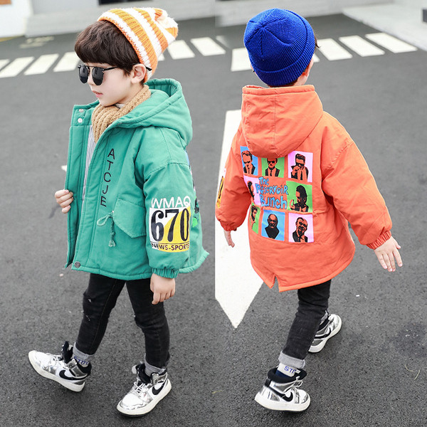 Μοντέρνο παιδικό μπουφάν για αγόρια με χρώμα απλικέ και κουκούλα