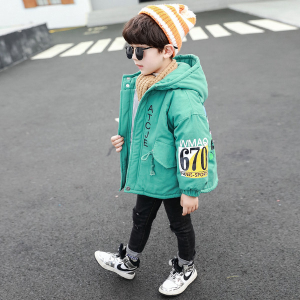 Μοντέρνο παιδικό μπουφάν για αγόρια με χρώμα απλικέ και κουκούλα