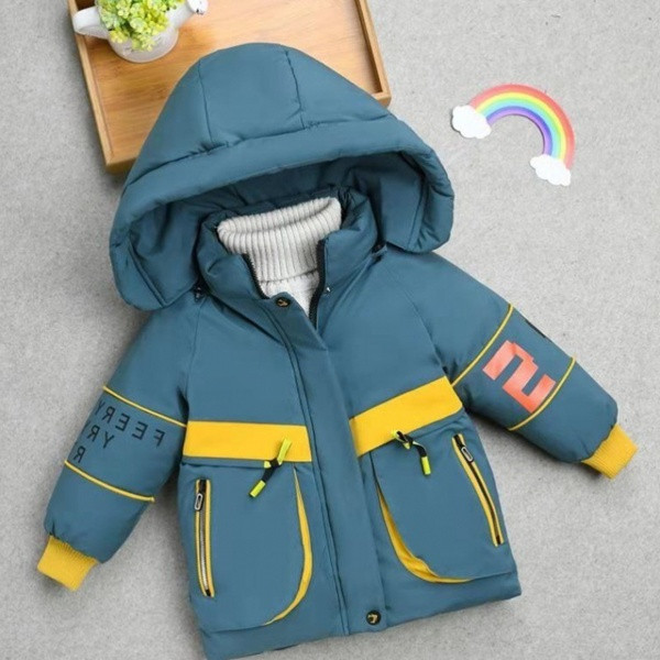 Dječja jakna s velikim džepovima i kapuljačom pogodna za dječake