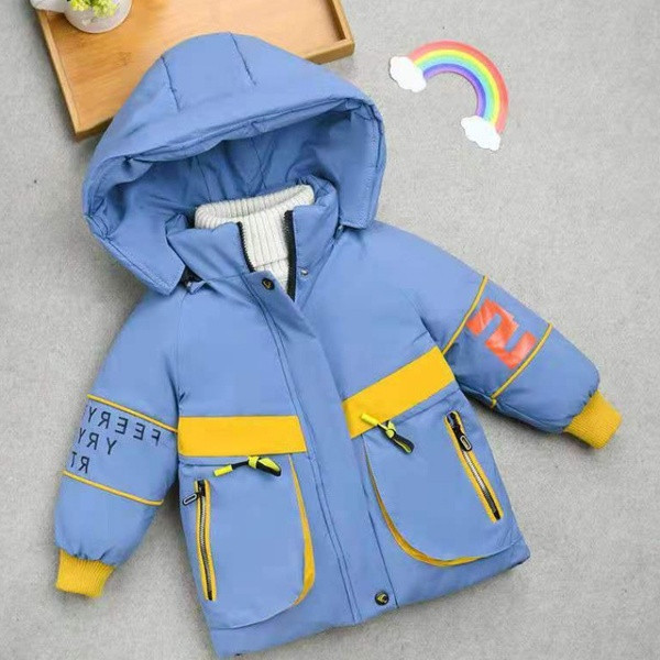 Dječja jakna s velikim džepovima i kapuljačom pogodna za dječake