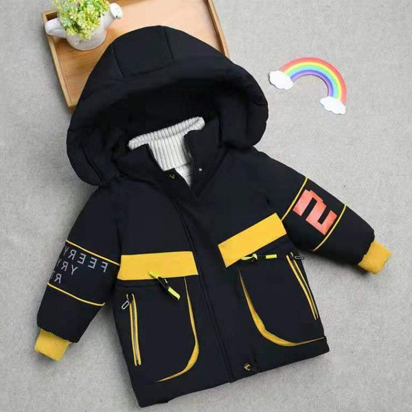 Dječja jakna s velikim džepovima i kapuljačom pogodna za dječake