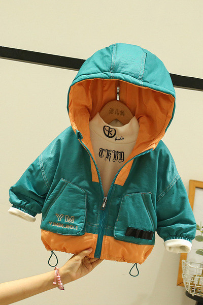 Kapuutsiga ja embleemiga seljal laste jope poistele