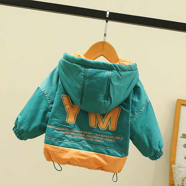 Kapuutsiga ja embleemiga seljal laste jope poistele