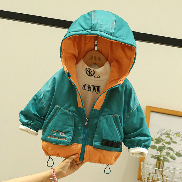 Kapuutsiga ja embleemiga seljal laste jope poistele