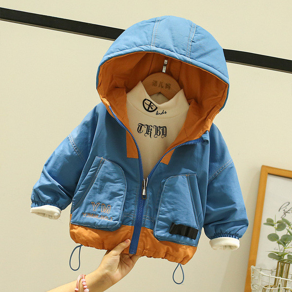 Kapuutsiga ja embleemiga seljal laste jope poistele