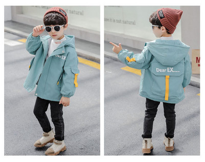 Kapuutsiga ja tagataskuga laste jope poistele