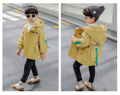 Kapuutsiga ja tagataskuga laste jope poistele