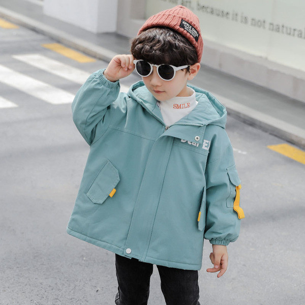 Kapuutsiga ja tagataskuga laste jope poistele