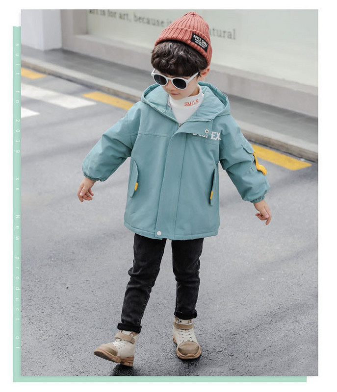 Kapuutsiga ja tagataskuga laste jope poistele