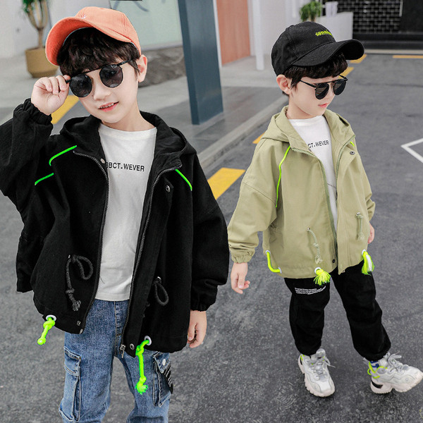 Παιδικό μοντέρνο μπουφάν με κουκούλα και κορδόνια κατάλληλο για αγόρια