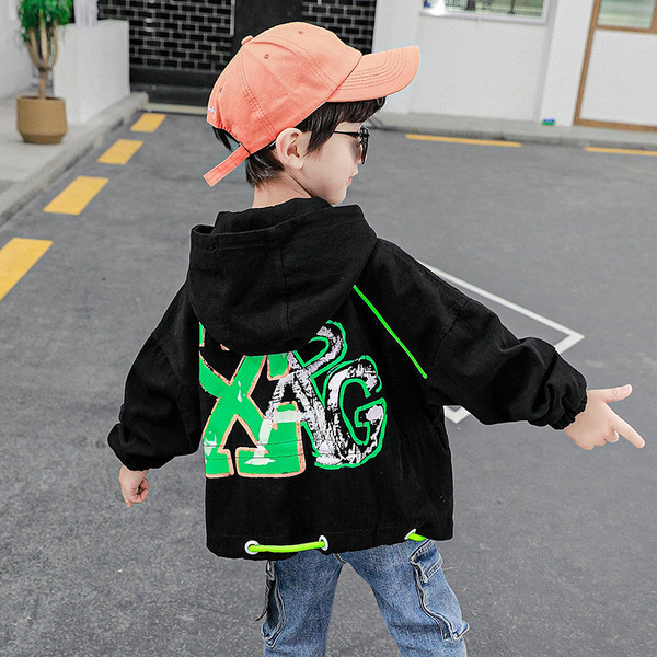 Παιδικό μοντέρνο μπουφάν με κουκούλα και κορδόνια κατάλληλο για αγόρια