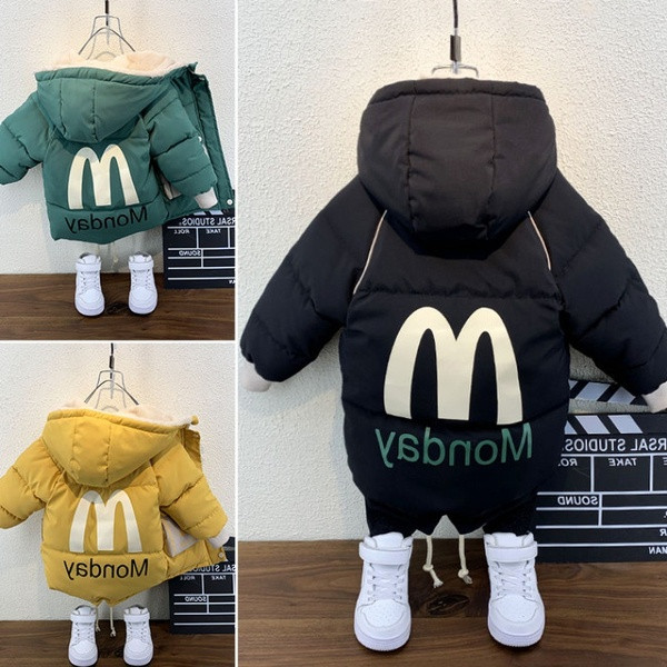 Παιδικό χειμερινό μπουφάν με επιγραφή στη πλάτη