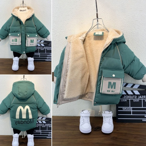 Παιδικό χειμερινό μπουφάν με επιγραφή στη πλάτη