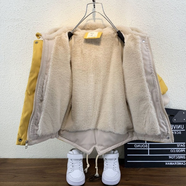 Παιδικό χειμερινό μπουφάν με επιγραφή στη πλάτη