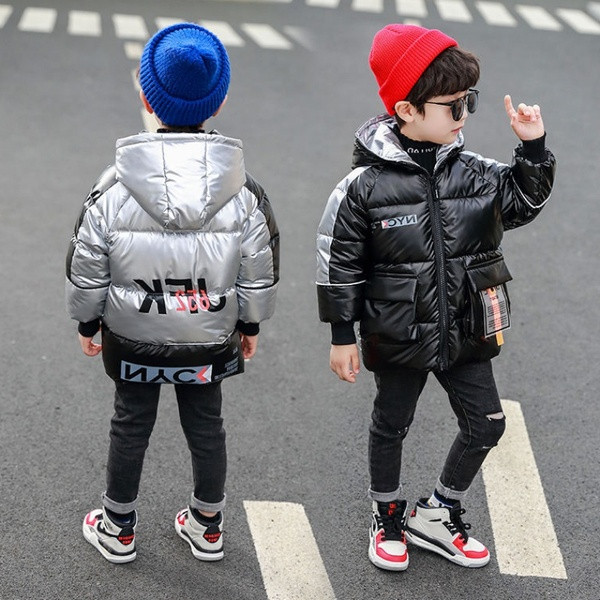 Зимно яке с качулка с лъскав ефект и надписи