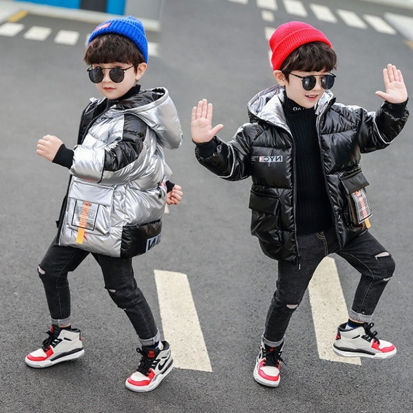 Зимно яке с качулка с лъскав ефект и надписи