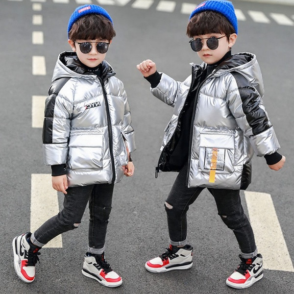 Зимно яке с качулка с лъскав ефект и надписи