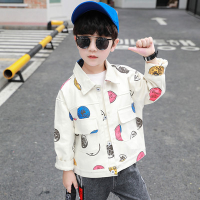 Χρωματιστό παιδικό μπουφάν για αγόρια σε λευκό χρώμα