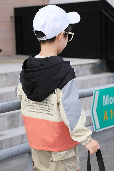 Igapäevane lukuga ja kapuutsiga laste jope poistele