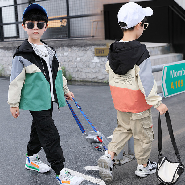 Igapäevane lukuga ja kapuutsiga laste jope poistele