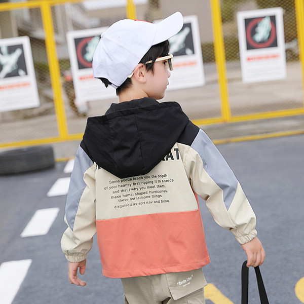 Igapäevane lukuga ja kapuutsiga laste jope poistele