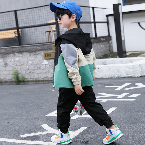 Igapäevane lukuga ja kapuutsiga laste jope poistele