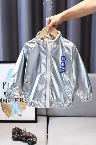 Moderna dječja jakna s patentnim zatvaračem i natpisom za dječake