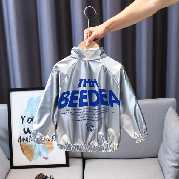 Moderna dječja jakna s patentnim zatvaračem i natpisom za dječake