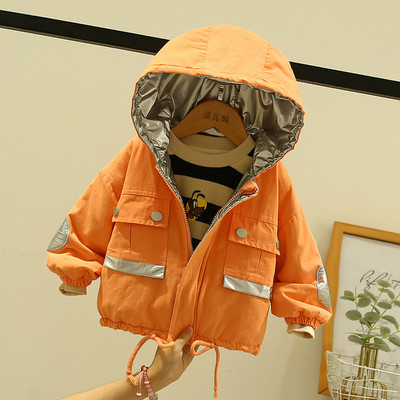 Sügis-talvine lastejakk poistele kapuutsiga ja embleemiga seljal