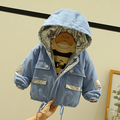 Sügis-talvine lastejakk poistele kapuutsiga ja embleemiga seljal