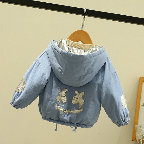 Sügis-talvine lastejakk poistele kapuutsiga ja embleemiga seljal