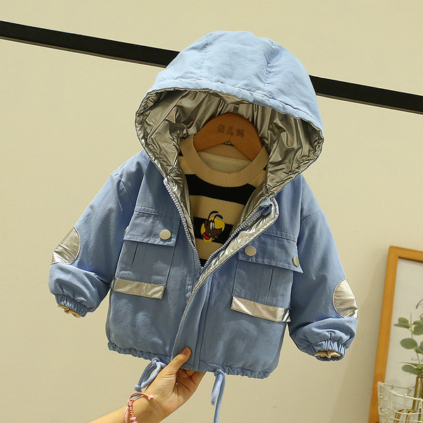 Sügis-talvine lastejakk poistele kapuutsiga ja embleemiga seljal