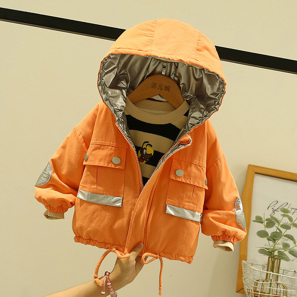 Sügis-talvine lastejakk poistele kapuutsiga ja embleemiga seljal